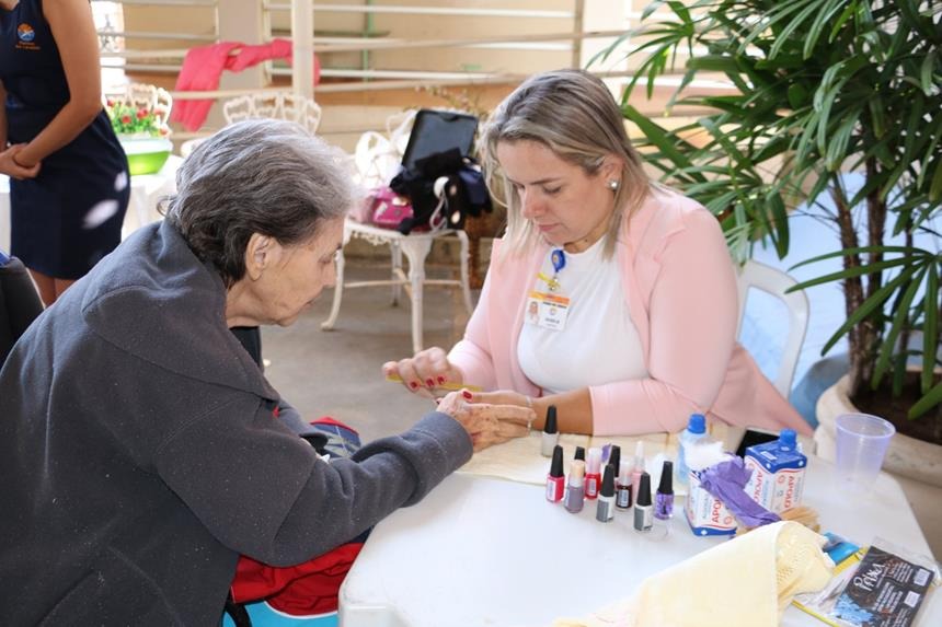 Idosos do Abrigo São José de Olímpia ganham Dia de Beleza do Thermas